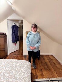 5’ woman in bedroom