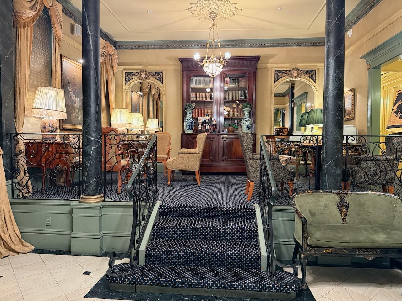 ロビー。Waiting corner のような場所。