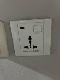 日本のコンセント刺さります。右上のスイッチを押さないと通電されません