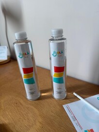 Te dejan botellas de agua, se agradece pero no ha service room.