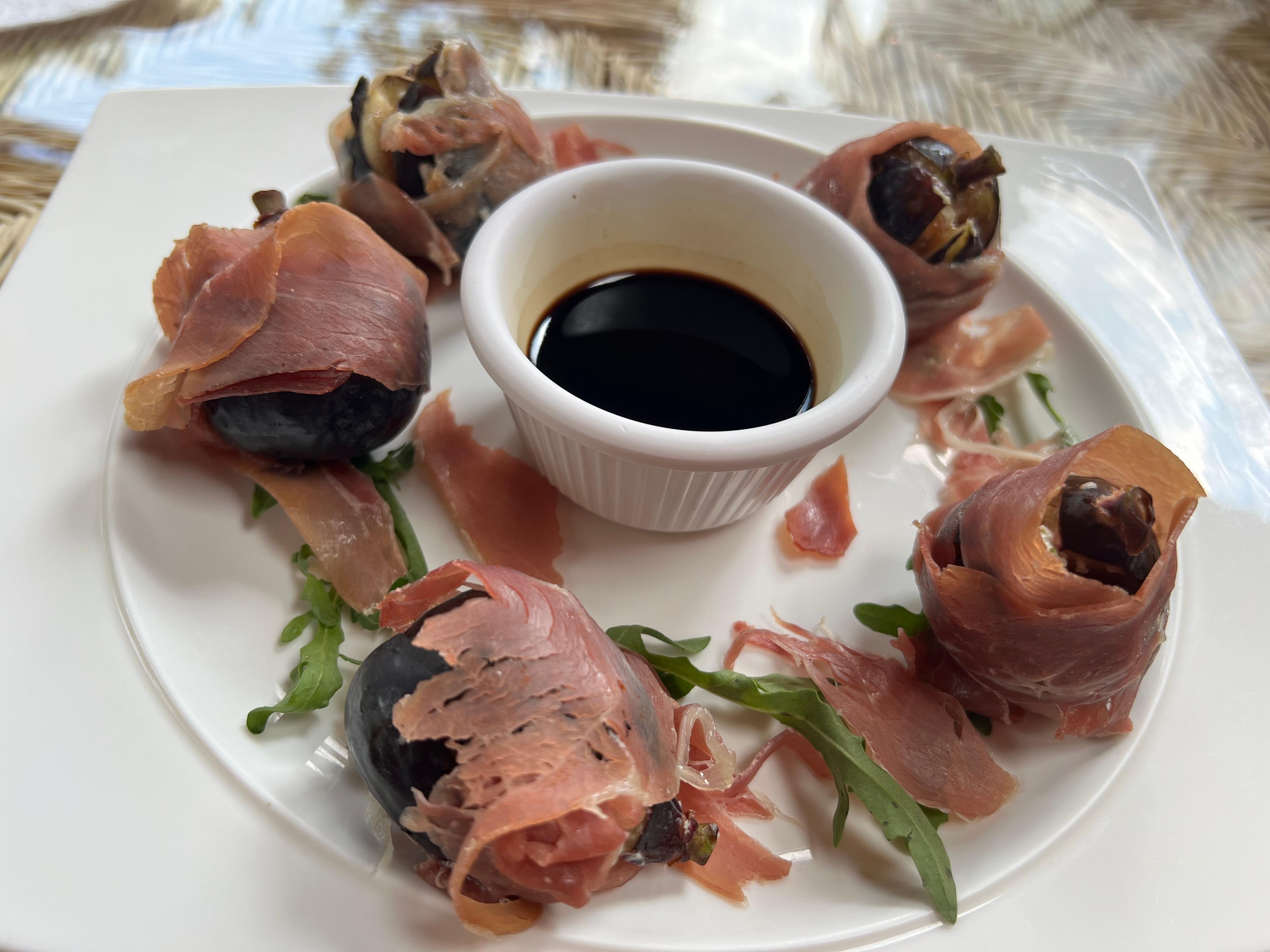 Higos rellenos de queso de cabra envueltos en jamón serrano. Simplemente exquisitos!