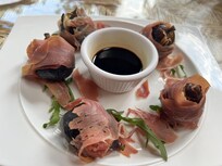 Higos rellenos de queso de cabra envueltos en jamón serrano. Simplemente exquisitos!