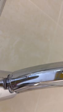 シャワーヘッドの突起。利用前によく点検したほうがいい。