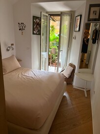 Schlafbereich mit weiterem Zugang zu Terrasse und Garten