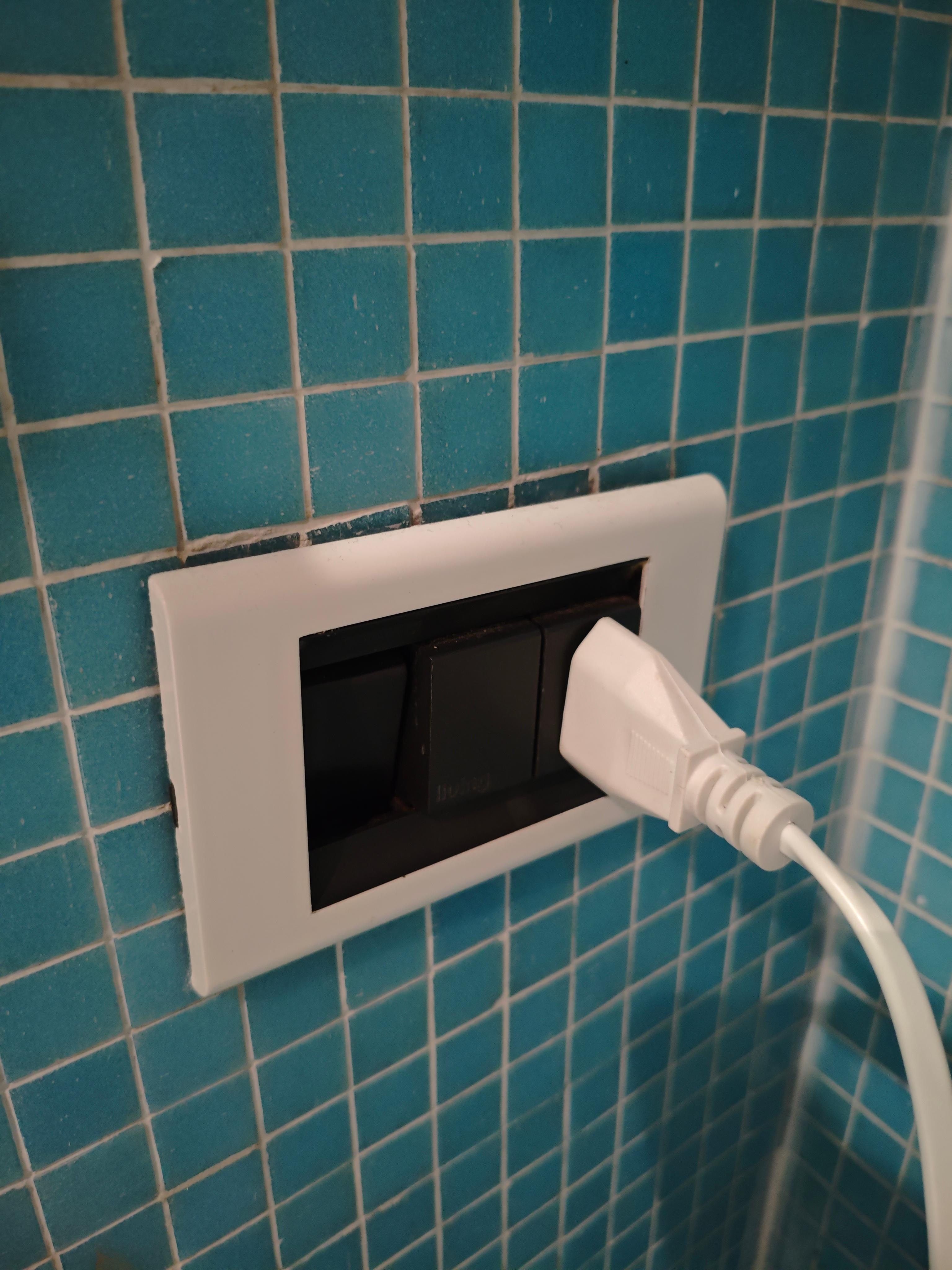 Enchufe roto y peligroso 