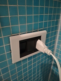 Enchufe roto y peligroso