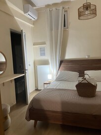 ベッドまわり。奥にトイレとシャワー。