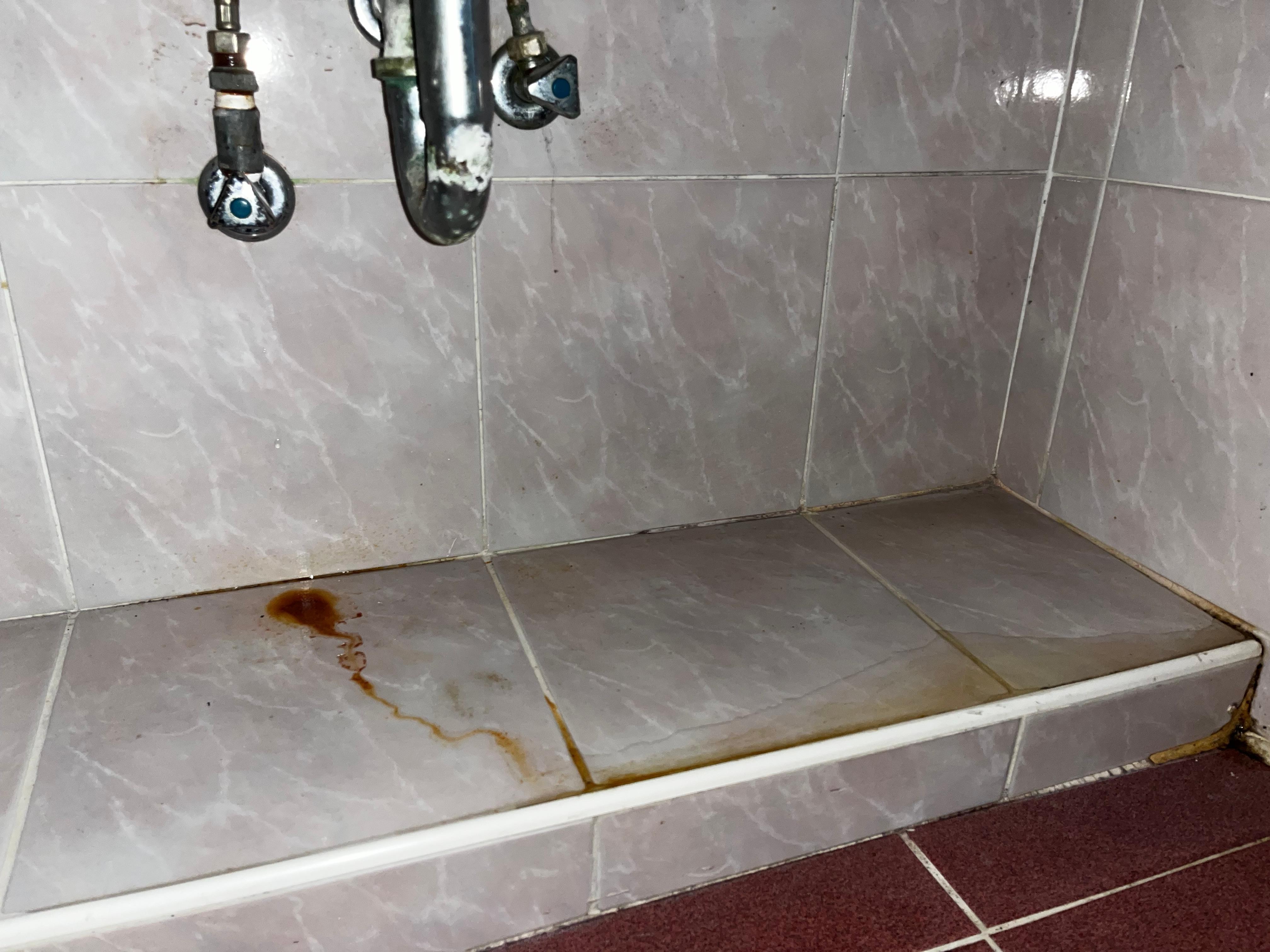 Une grosse fuite qui inonde le sol de la salle de bains.