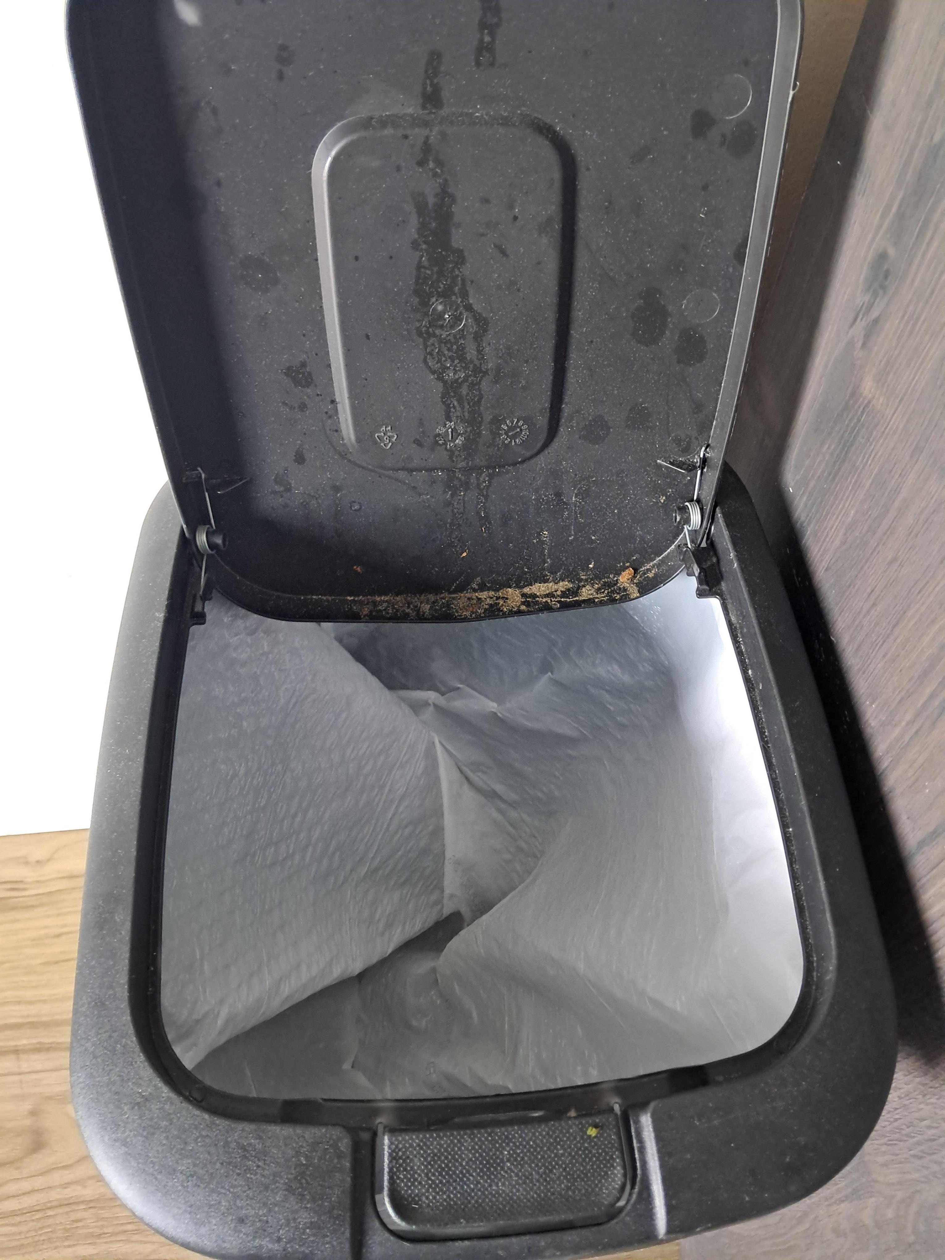 Dirty trash can, this is the way it was when I entered
