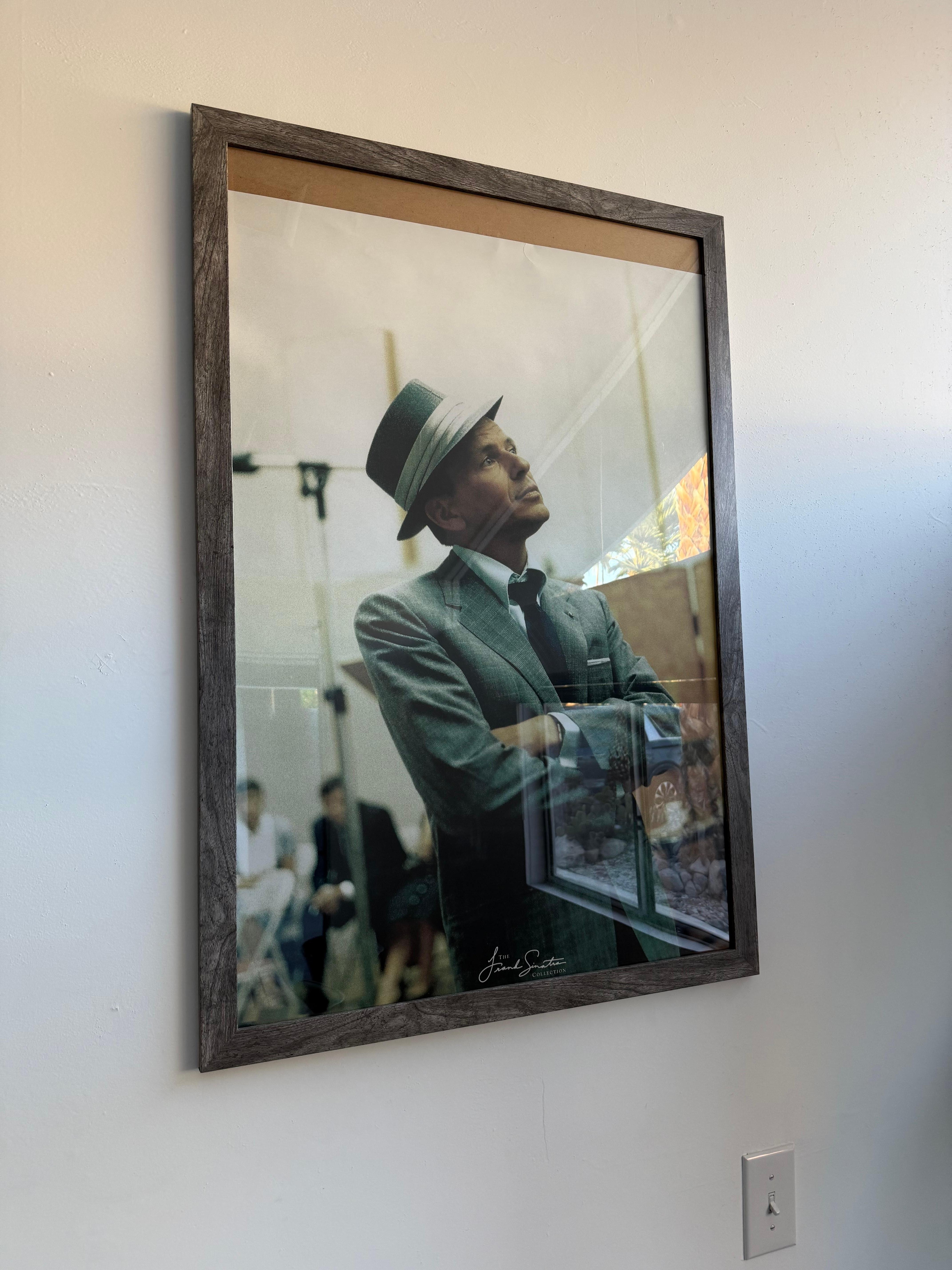 Poster in the kitchen that has slipped within its frame. Indicative. 