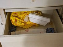 aliments laissés dans le congélateur qui, comme le frigo et la cuisinière ;n'a pas été nettoyé