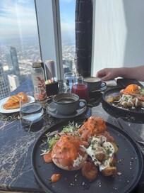 Todo delicioso y una vista increíble, nada más que pedir.