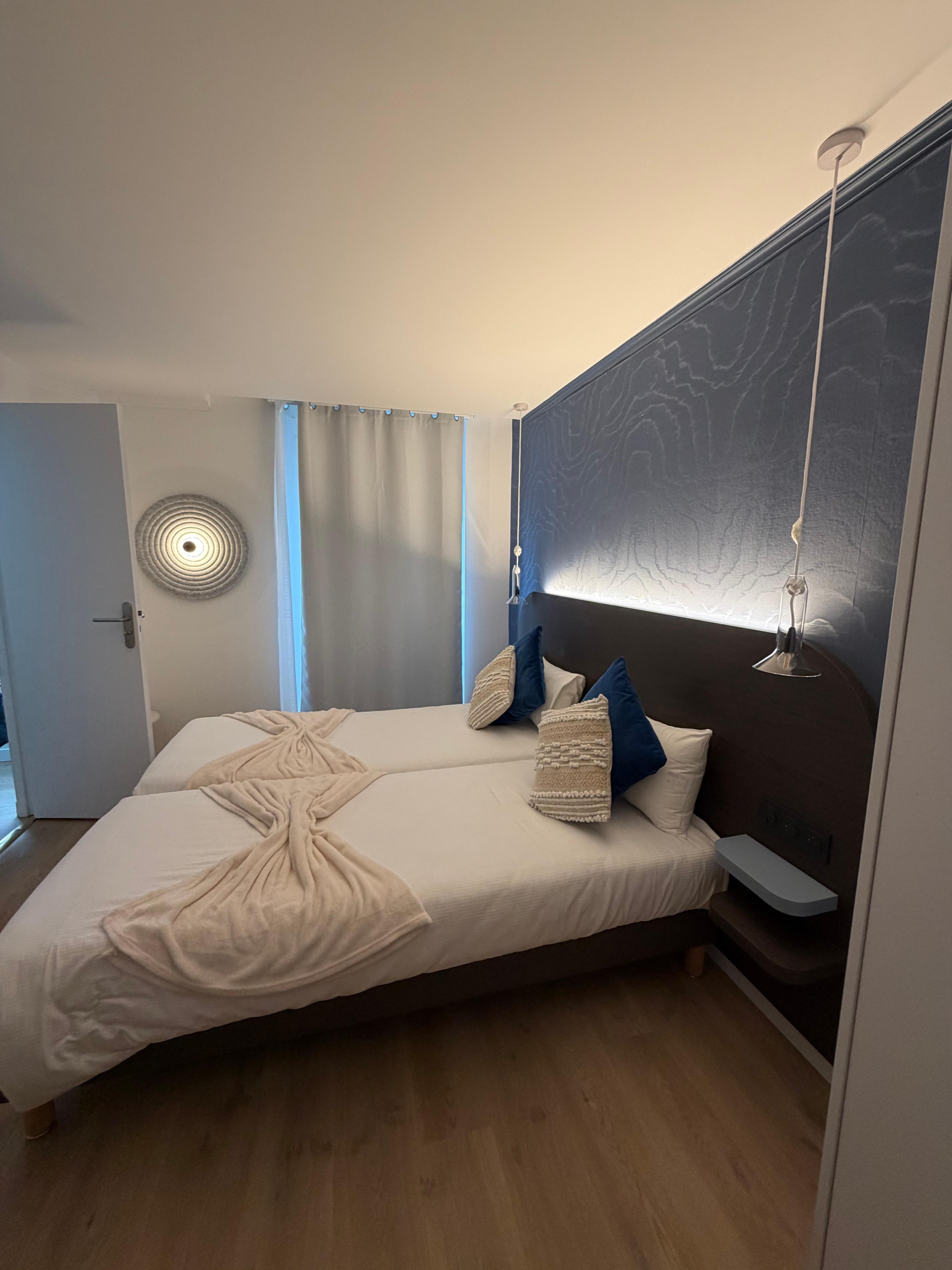 Rummet med två bäddar 