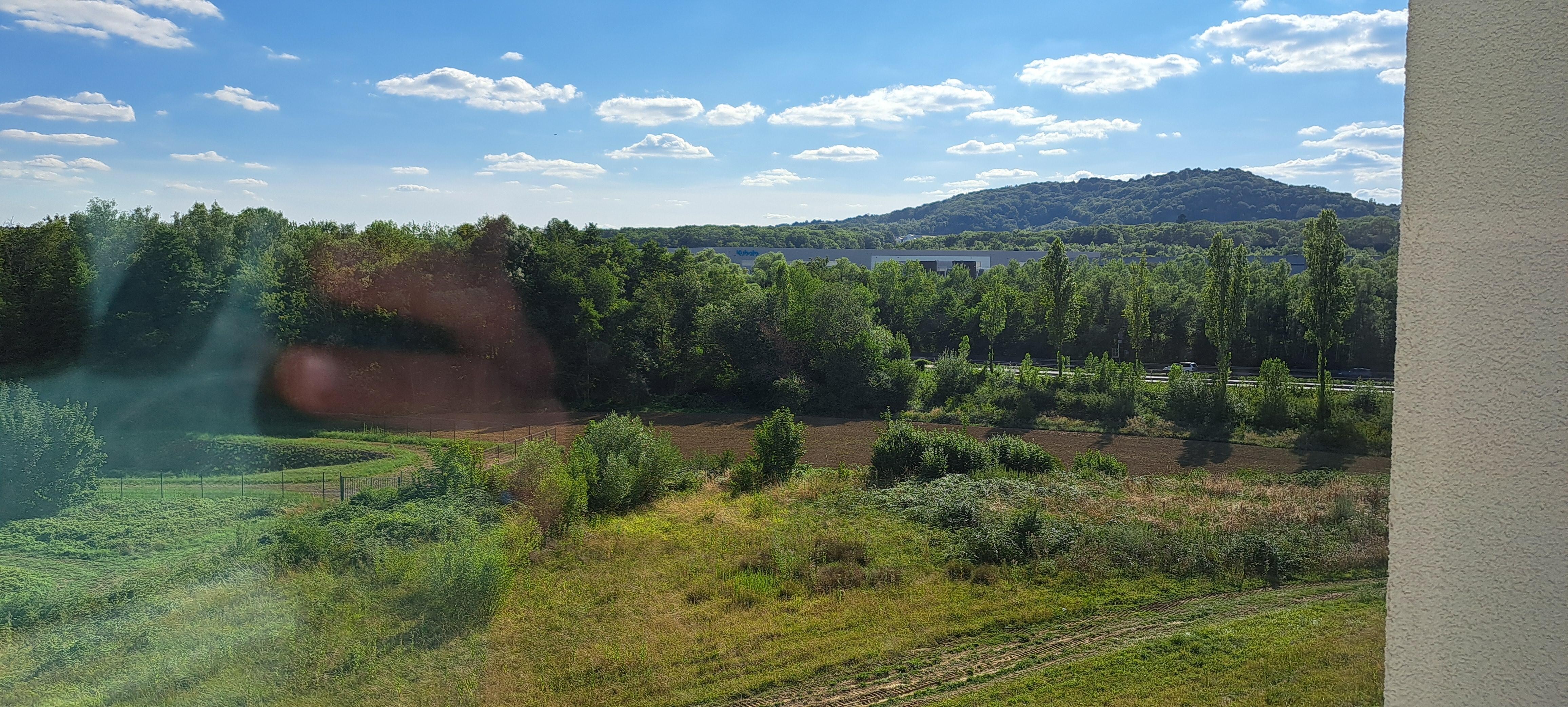 Blick aus dem Fenster auf die Autobahn 