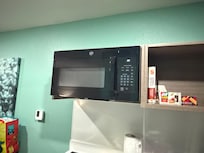 Beautiful new appliances, however unable to use as we didn’t bring any cookware.