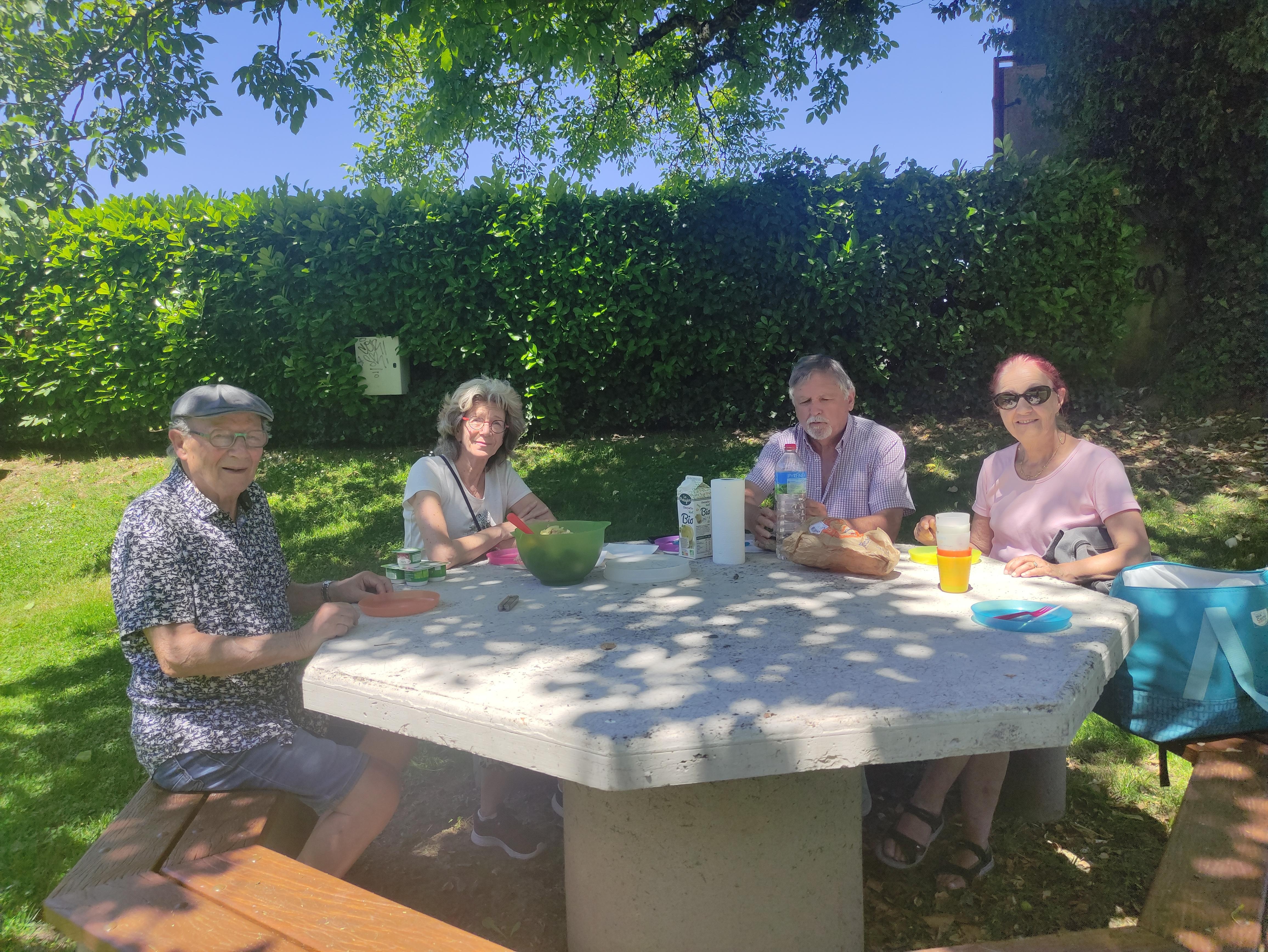 Repas sur la terrasse.