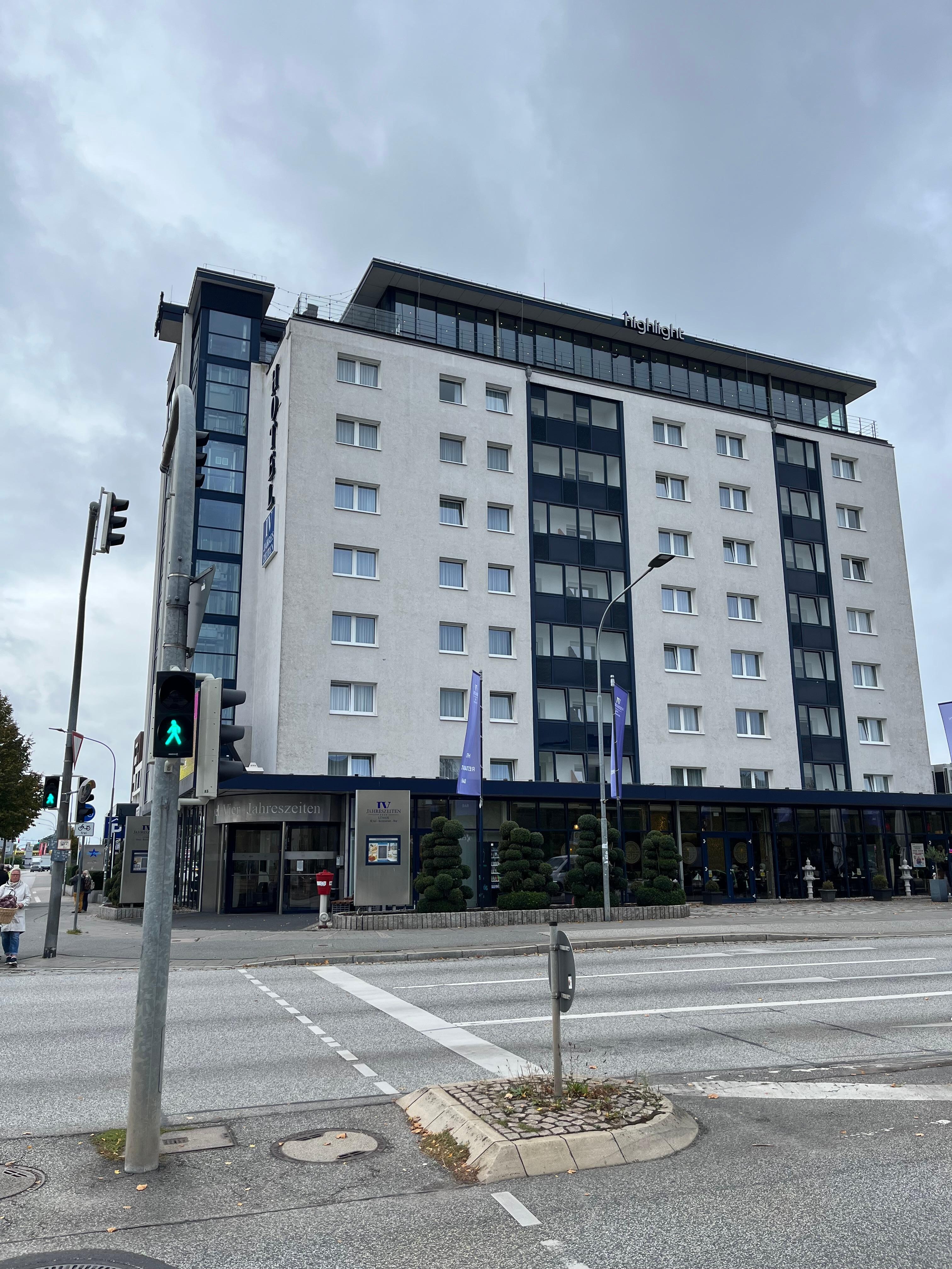 Bra läge nära busshållplatser. 