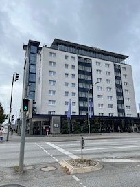 Bra läge nära busshållplatser.