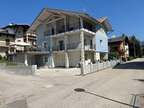 Super Stellplätze, kurze Wege beim Aus- und Einladen.
Eine Motorradgruppe hatte gemeinsam 2 Wohnungen und durfte sogar ihre Motorräder in der Tiefgarage abstellen.
Und trotzdem leise.