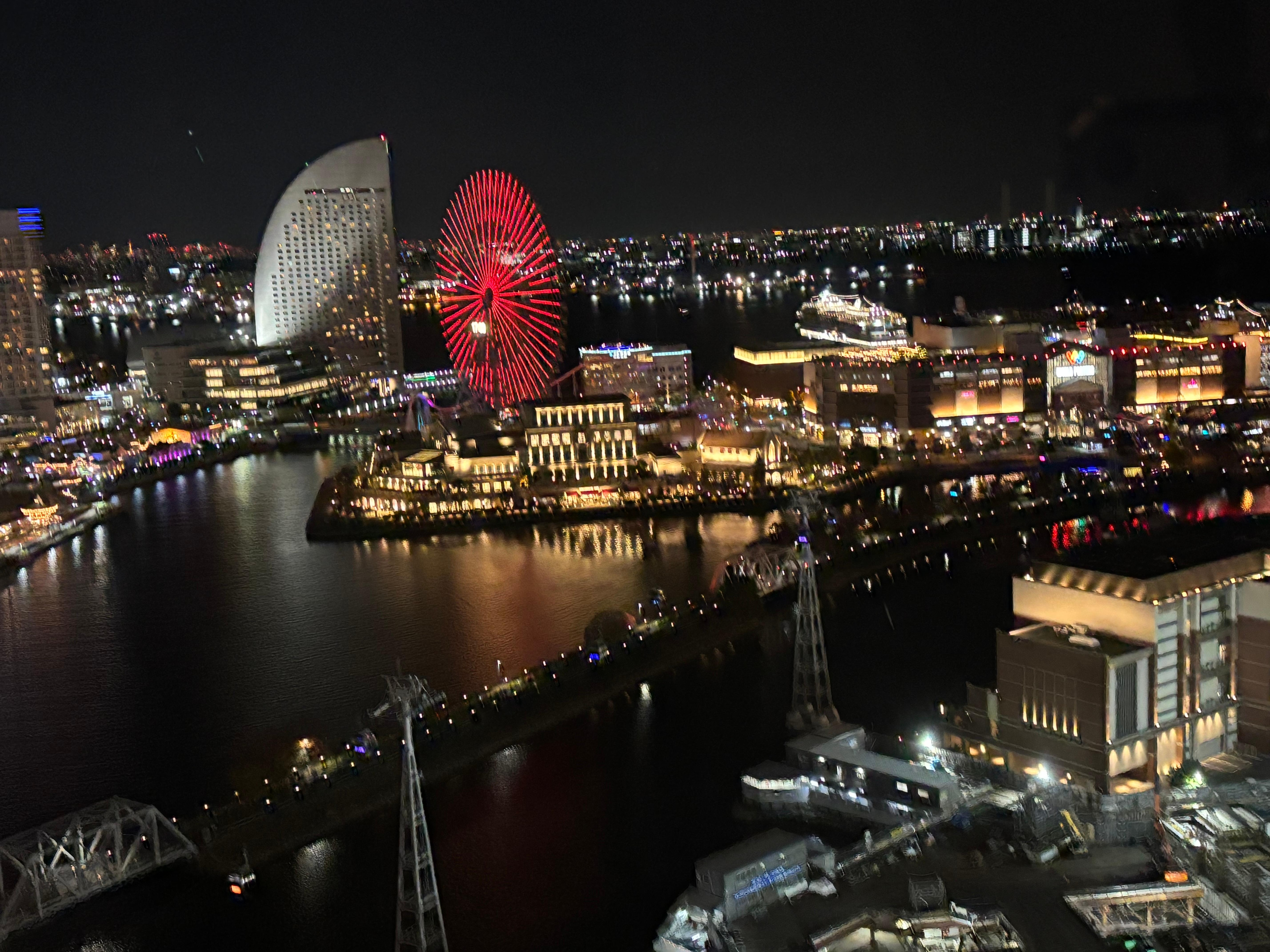 窓から見える観覧車は時間も表示されます。