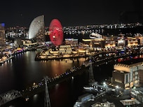 窓から見える観覧車は時間も表示されます。