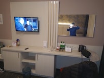 Az ággyal szembeni kipakolós szekrény.