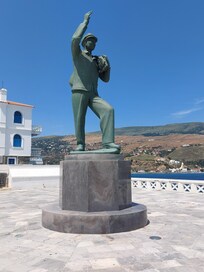 The Unknown Sailor statue