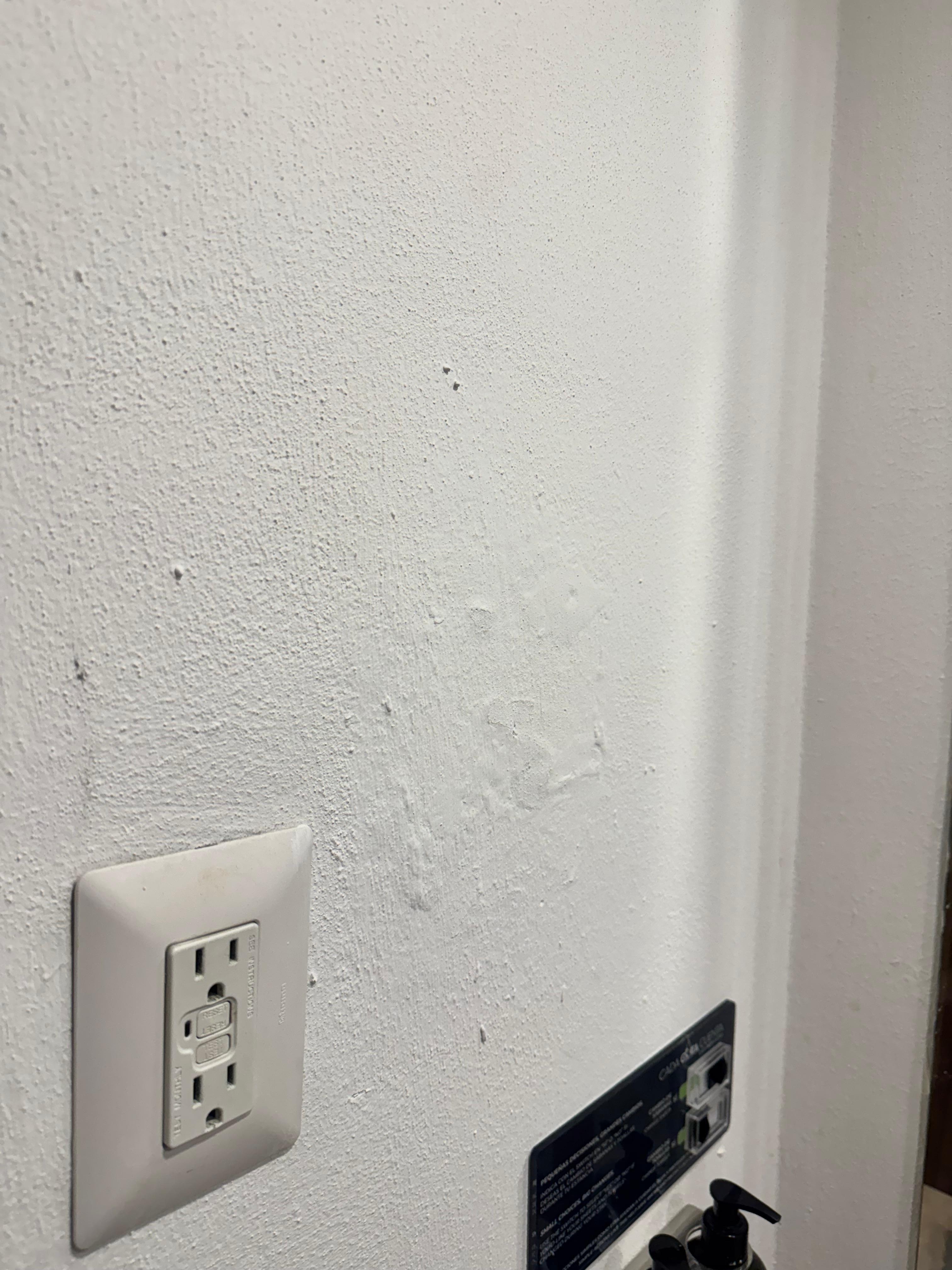 Humedad en las paredes , muy frío , no había calefacción. 