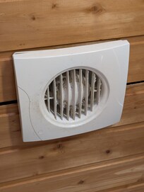 Der Lüfter über der Dusche müsste dringend gereinigt werden