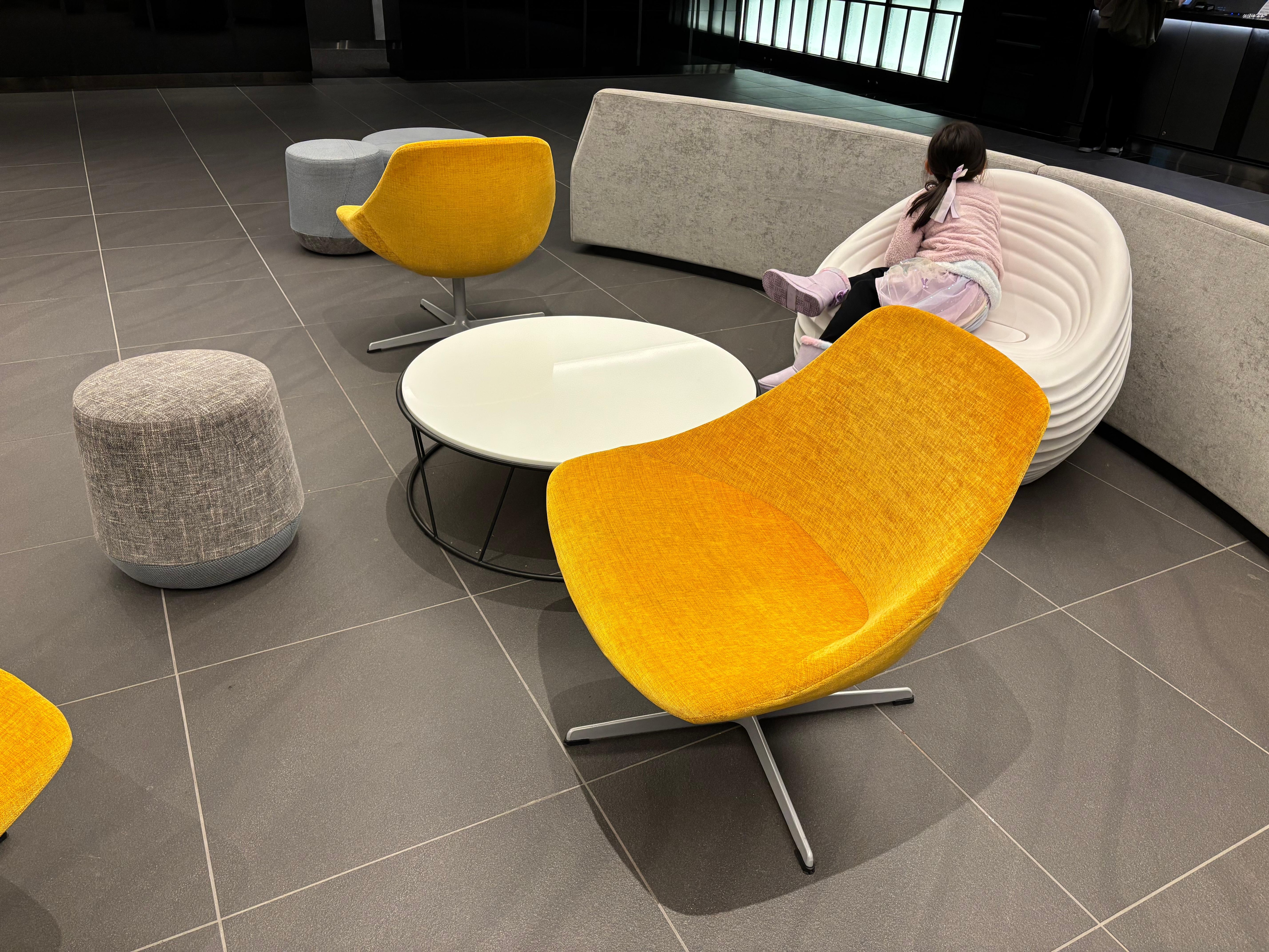 ２階フロントは広々。電子チェッ クイン。苦手な方もスタッフがご対応して下さいます。