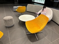 2階フロントは広々。電子チェックイン。苦手な方もスタッフがご対応して下さいます。