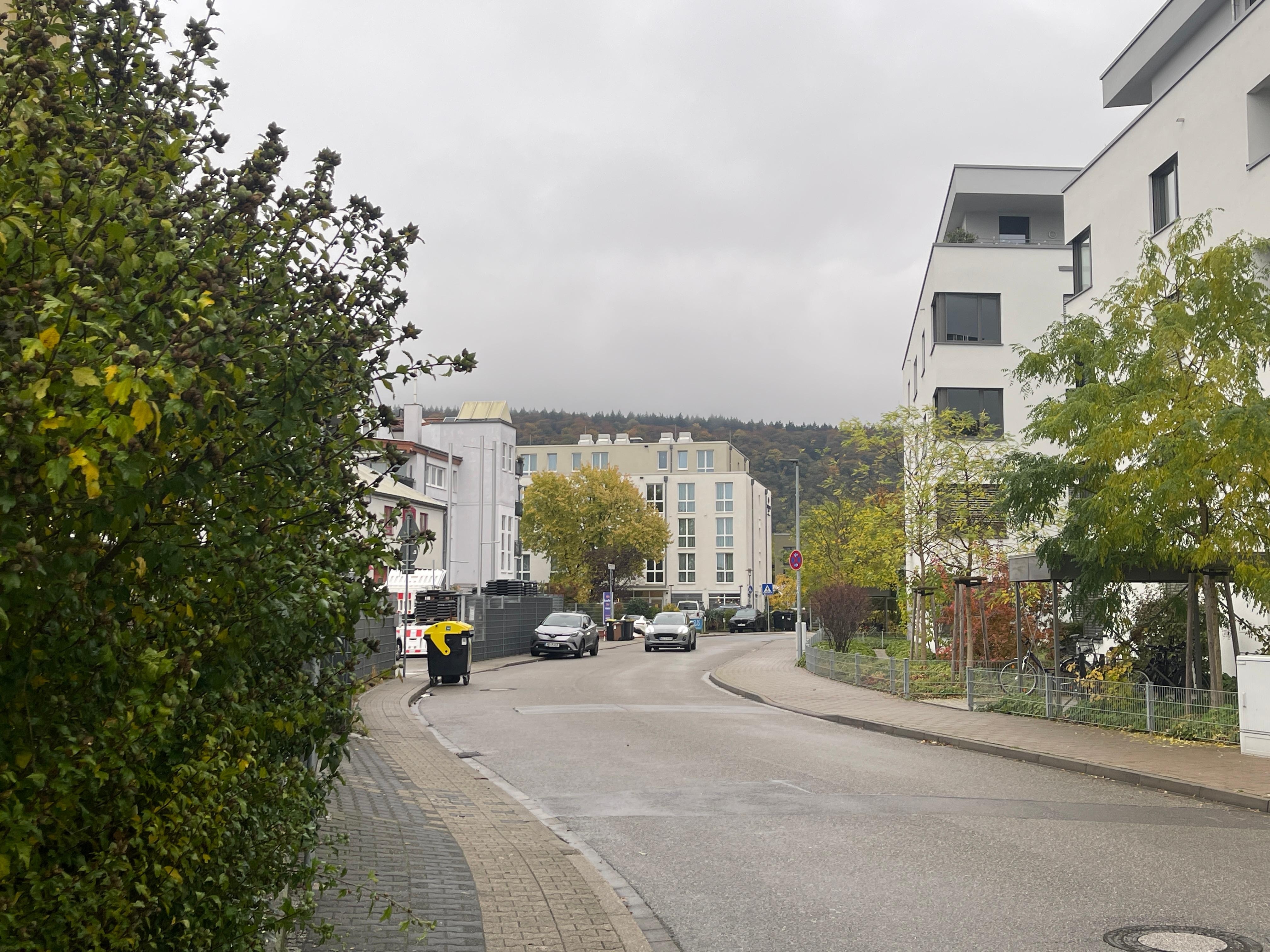Weg vom REWe mit Blick zum Hotel