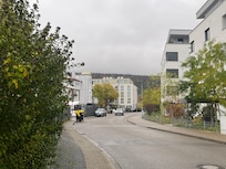 Weg vom REWe mit Blick zum Hotel