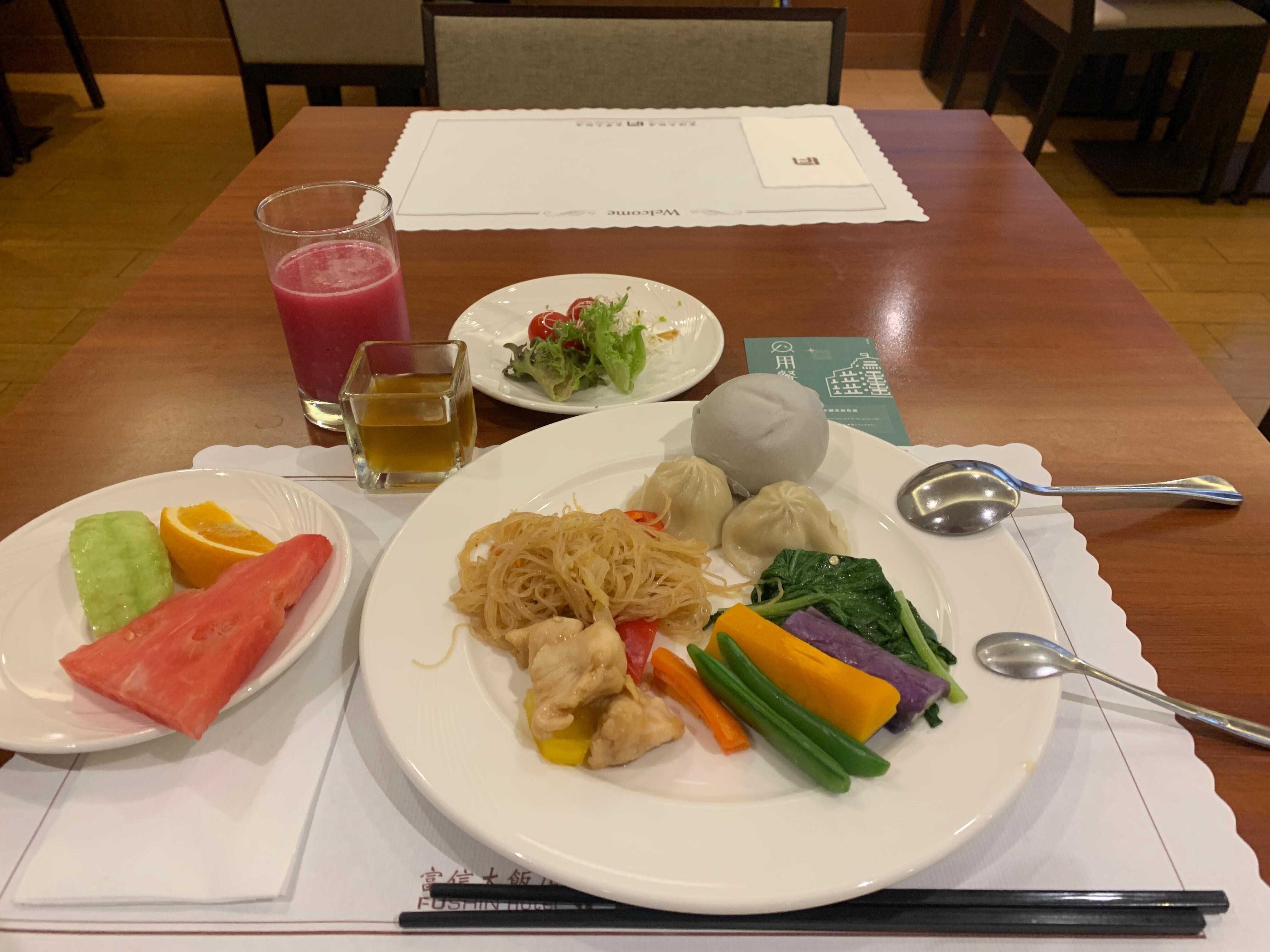 朝食一回目、タロイモ饅頭のスイーツもありました。