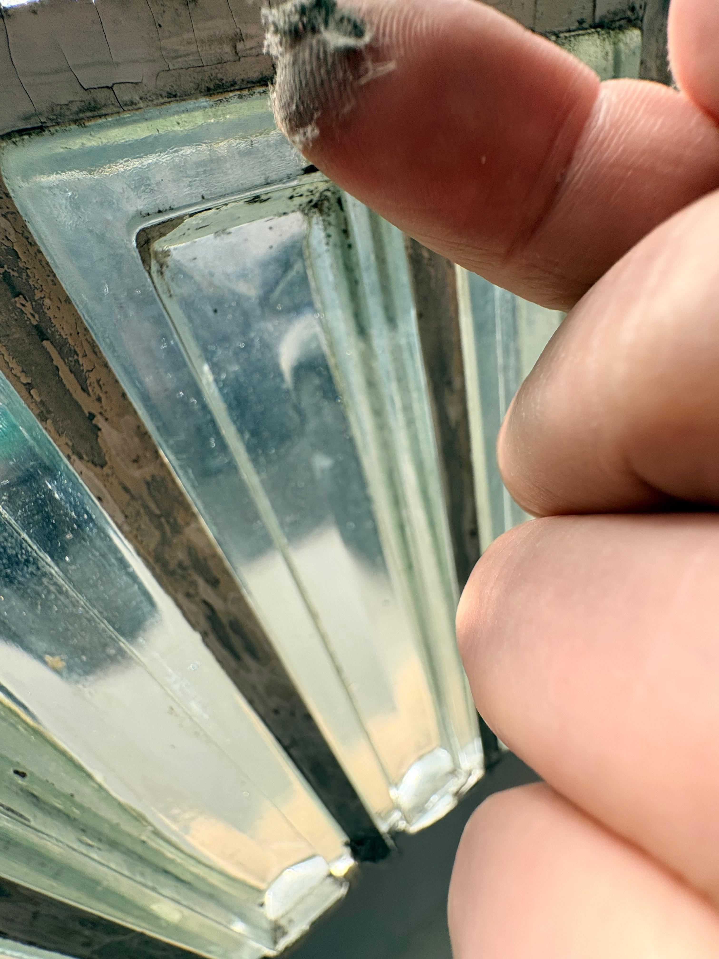 Poussière amassée sur les blocs de verre
