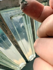 Poussière amassée sur les blocs de verre