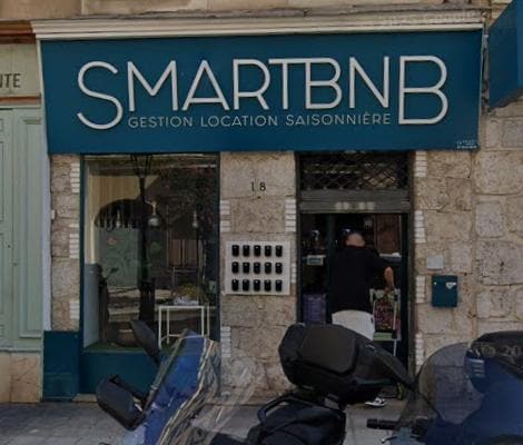 lockboxes in center wall 7 minute walk