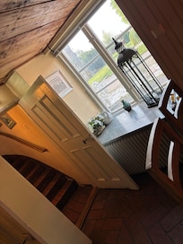 Trappa upp till rummet från frukostmatsal