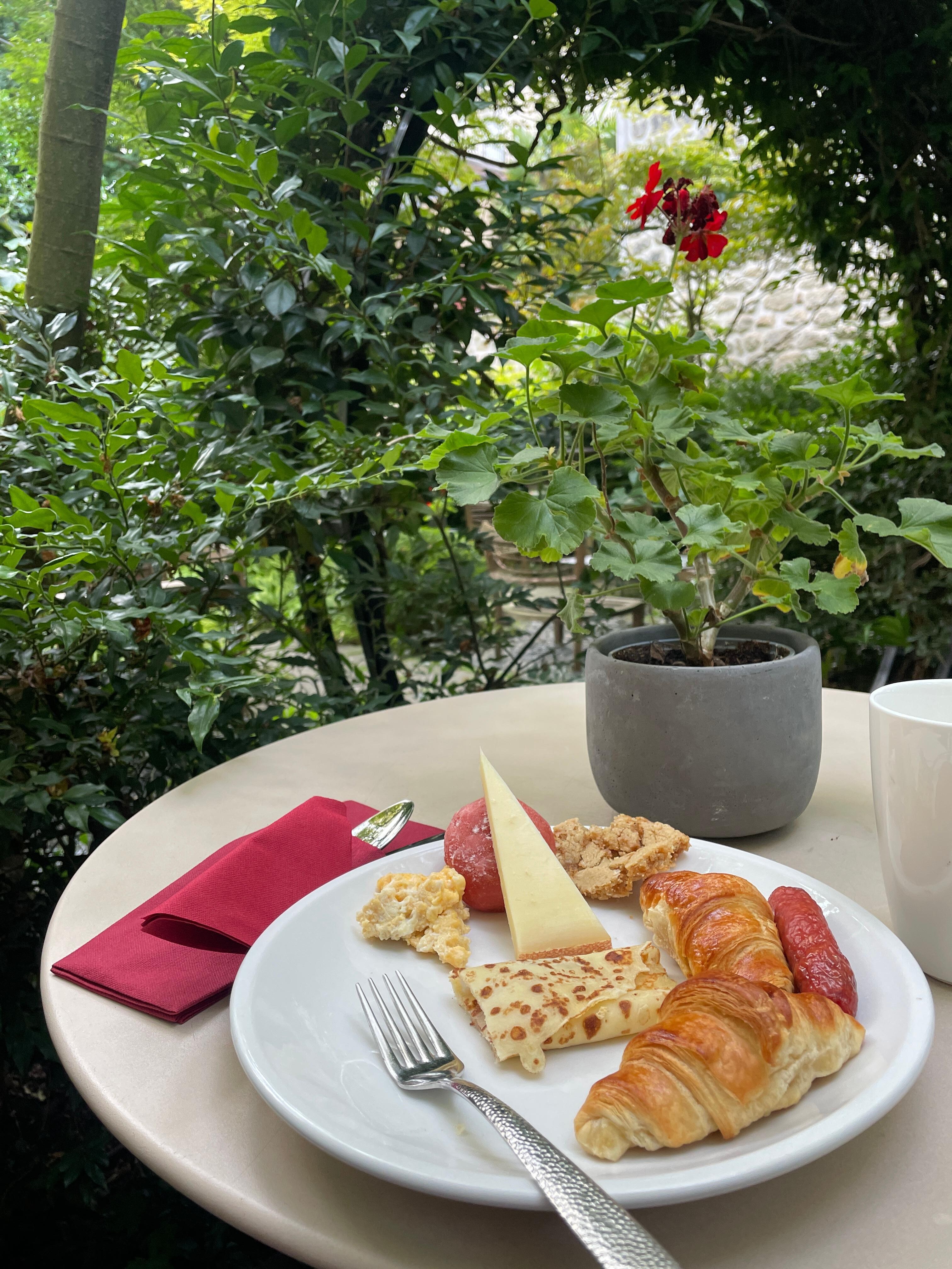 Breakfast in the garden