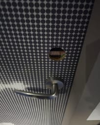O acesso ao quarto, apesar de funcionar, estava dessa maneira, com a porta quebrada.