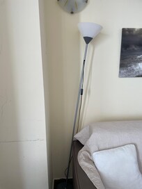 abat jour avec pied cassé et débris au sol non ramassé