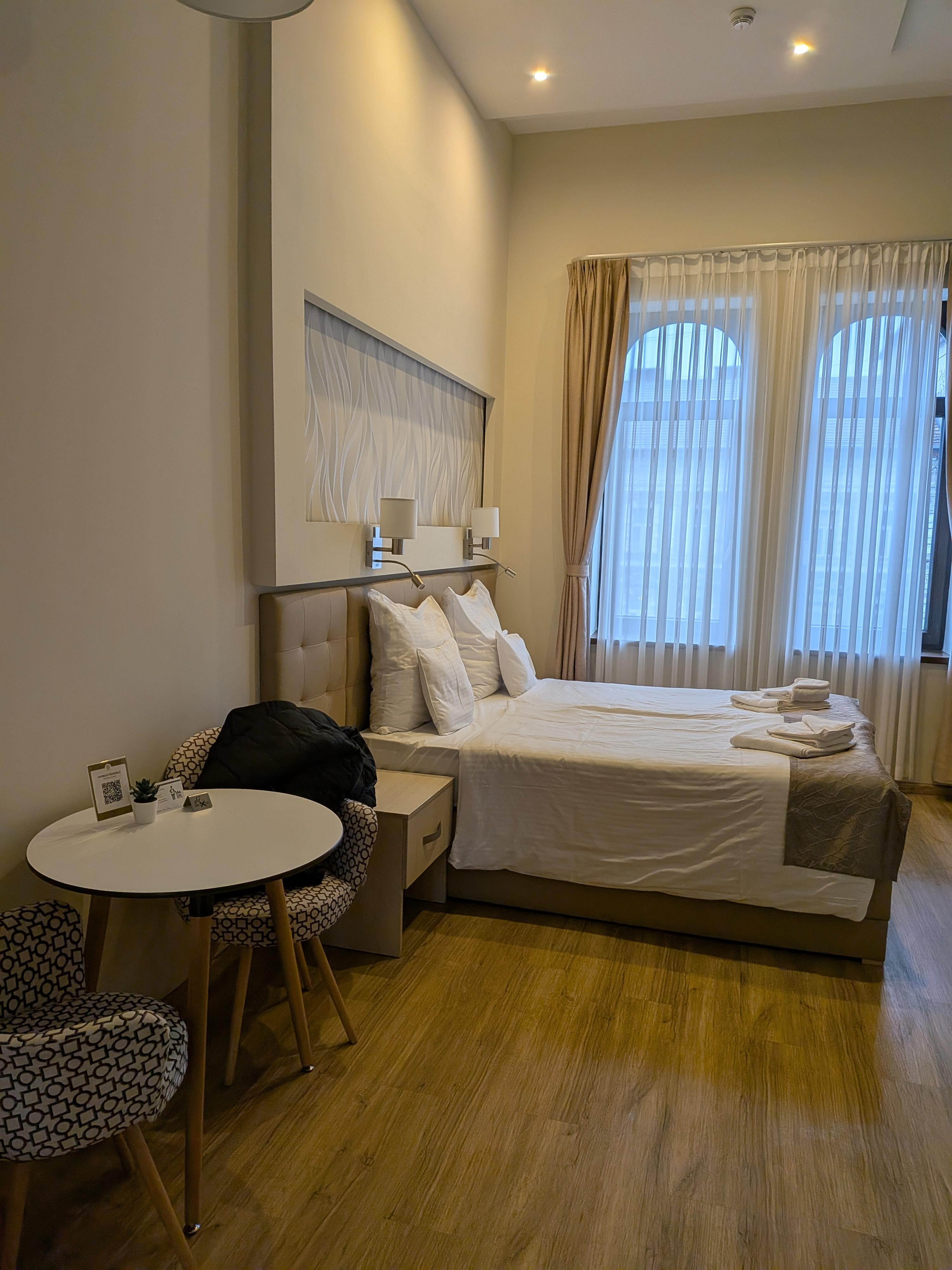 Light airy spacious queen room. 