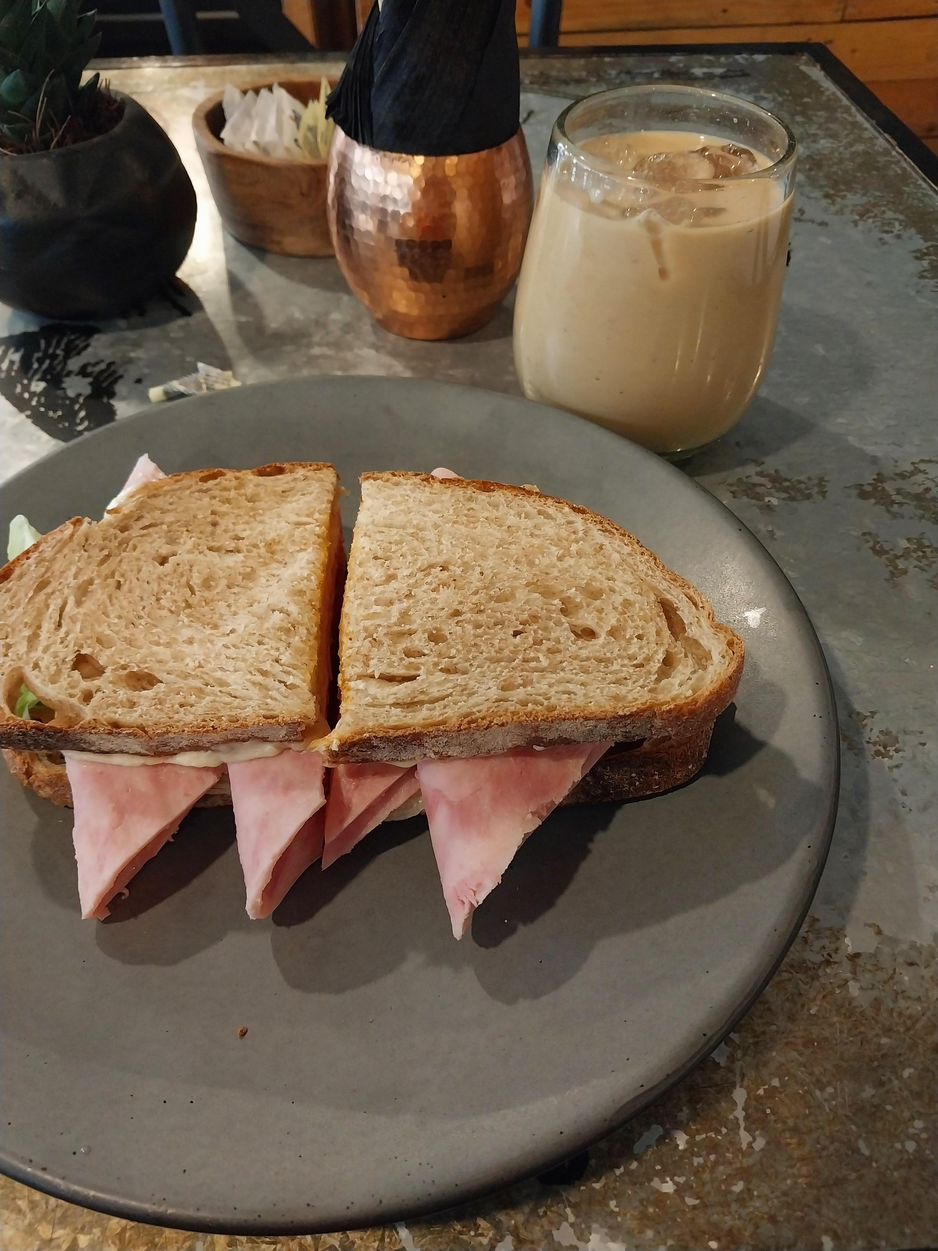 Decidí en mi último dia desayunar en el restaurante y delicioso el entre pan, y muy bien servido, aparte de bebida pedi un caramel frio y tambien, muy rico.