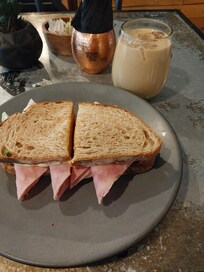 Decidí en mi último dia desayunar en el restaurante y delicioso el entre pan, y muy bien servido, aparte de bebida pedi un caramel frio y tambien, muy rico.
