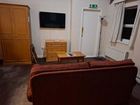 Skipton Hotel Room 515 Double Canal View
Walls too thin and noise of talking, tv etc travel from next door room 514