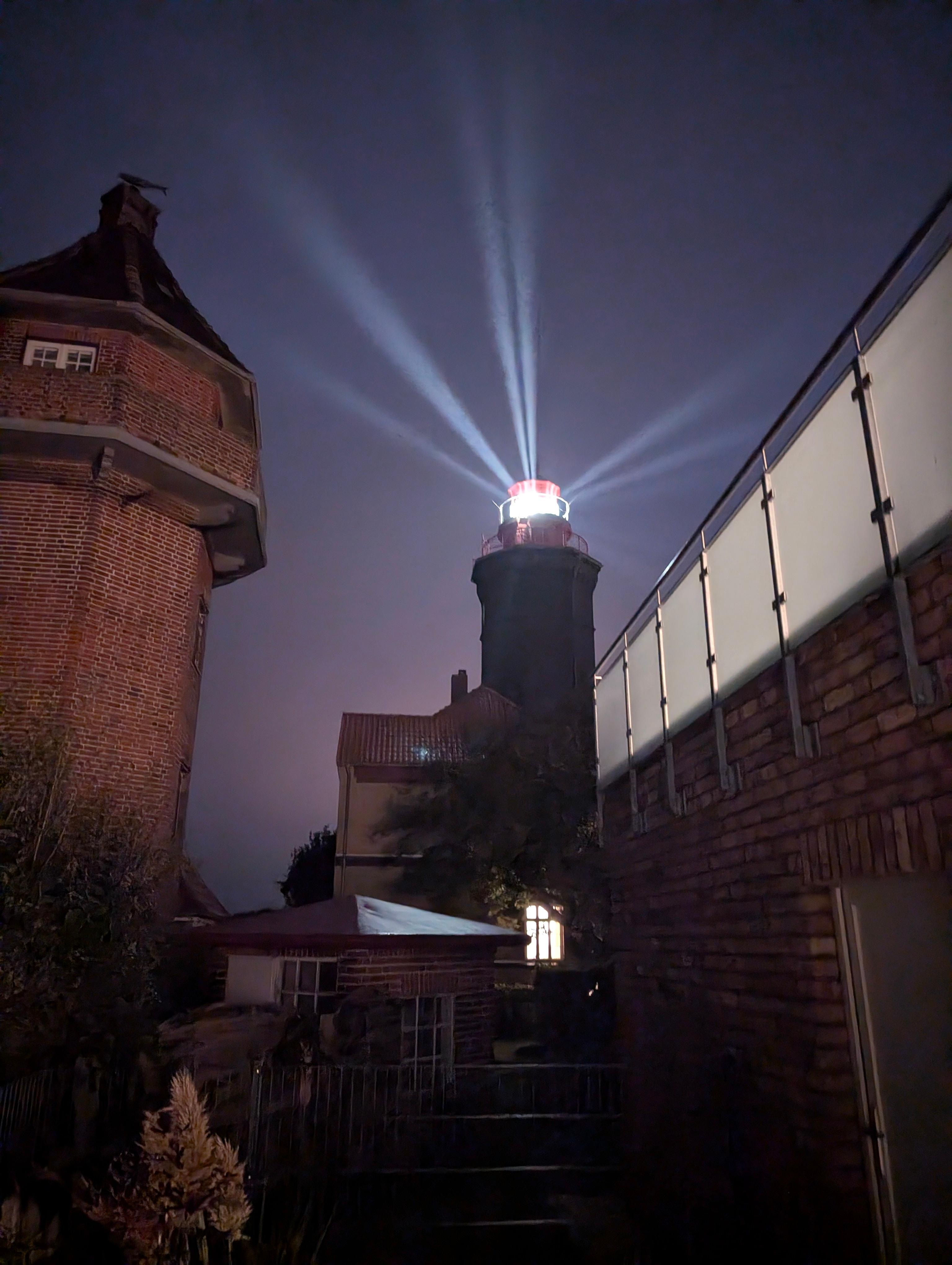 Der schöne Leuchtturm bei Nacht, von der Terrasse aus zu bestaunen. 