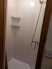 De douche zat in een kast!