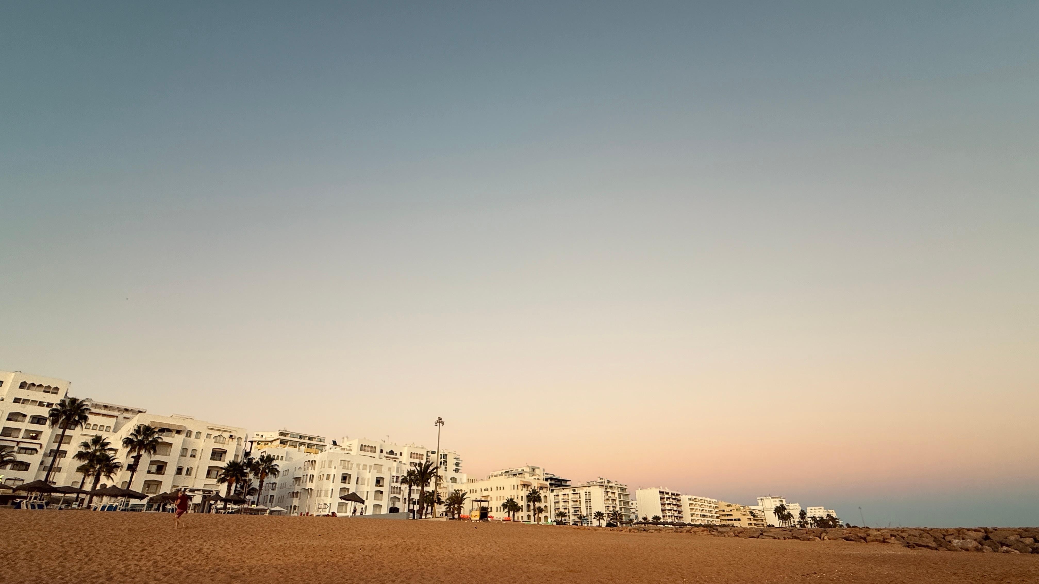 Det här är en bild från stranden upp mot alla byggnader precis nedanför hotellet. 