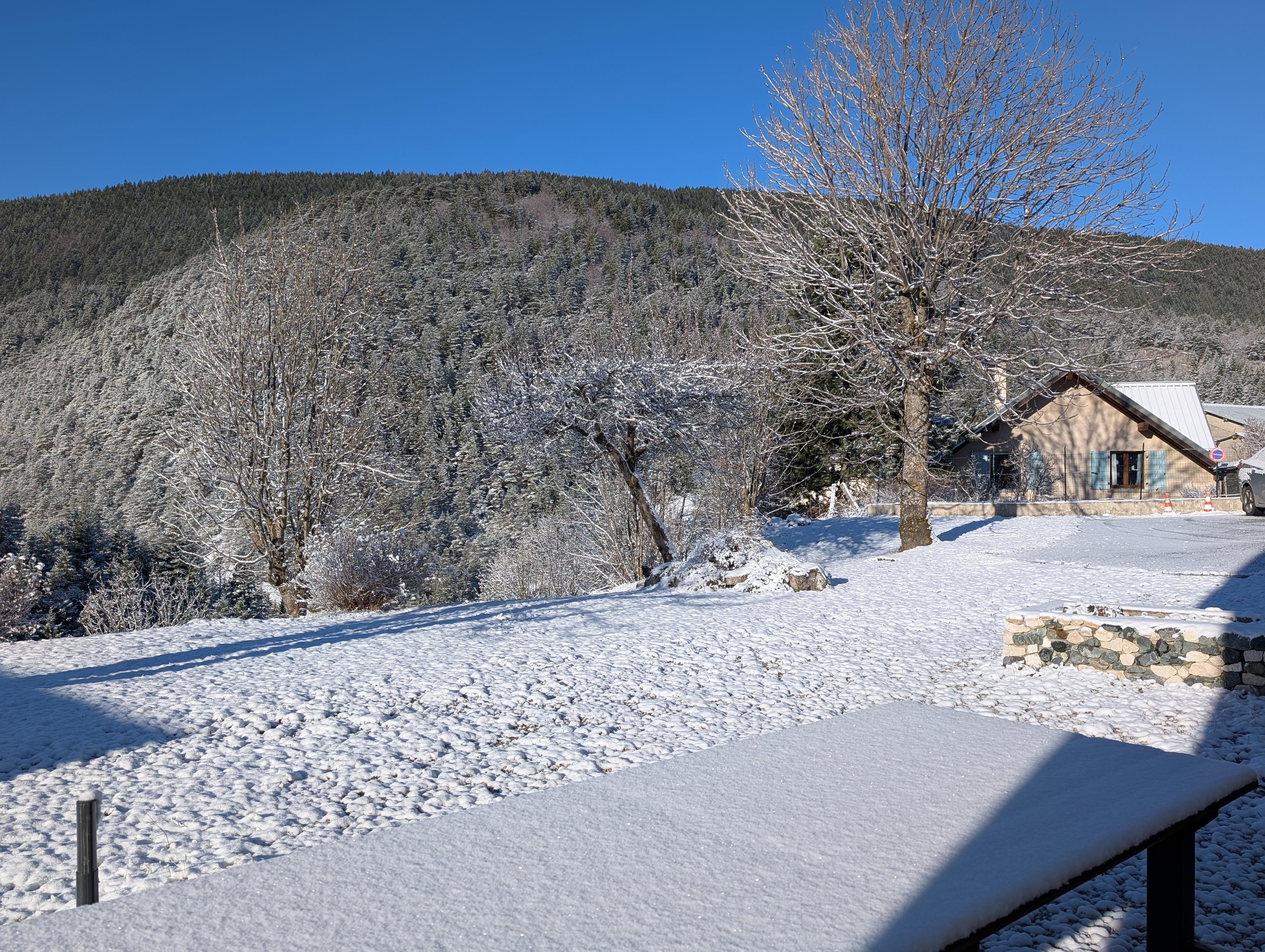 La grande table devant le séjour 