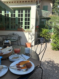 Gorgeous breakfast atmosphere